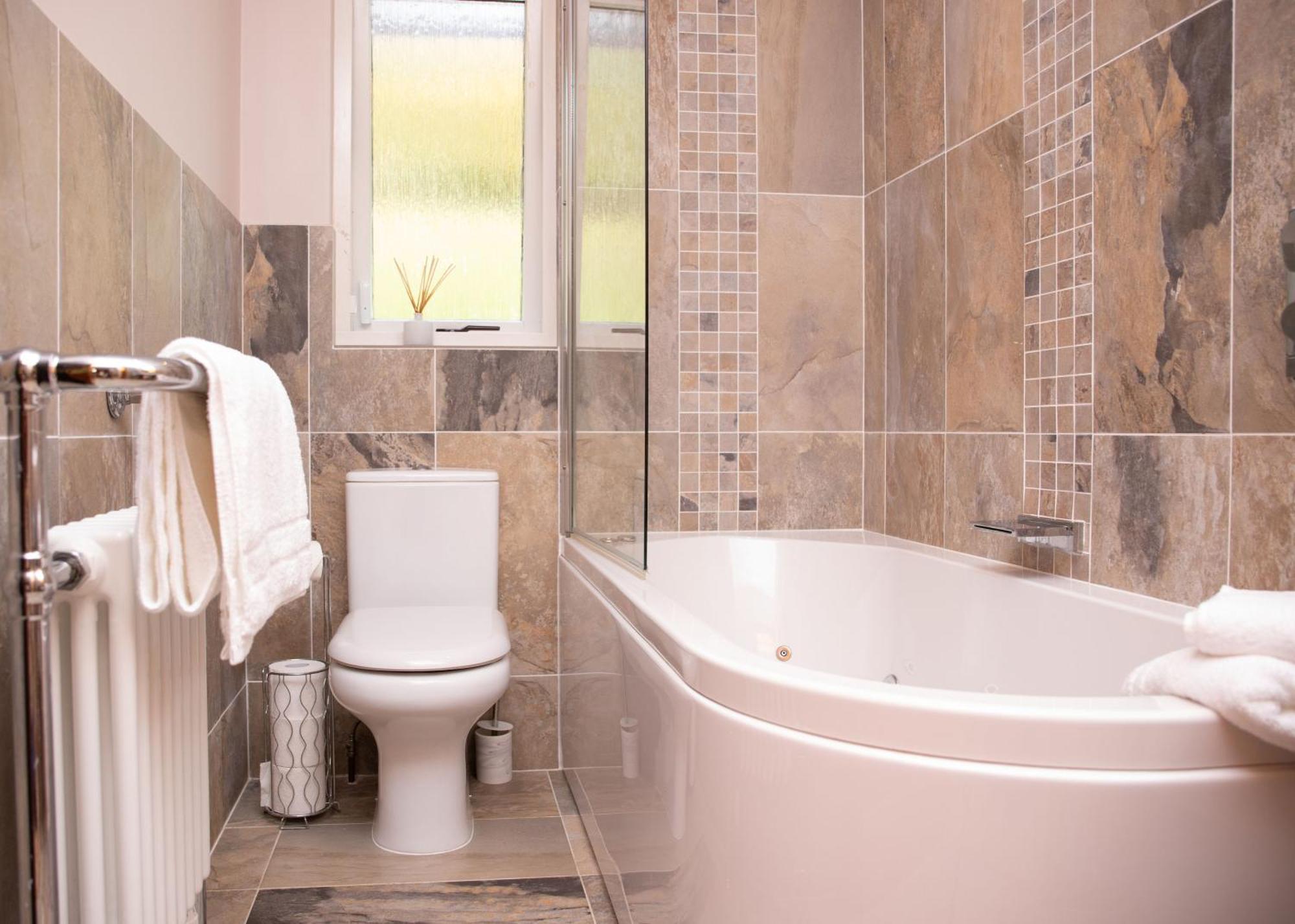 3 Bedroom Luxury Home, Hot Tub, Stunning Views Of Killin, Sitting On The River Dochart Zewnętrze zdjęcie